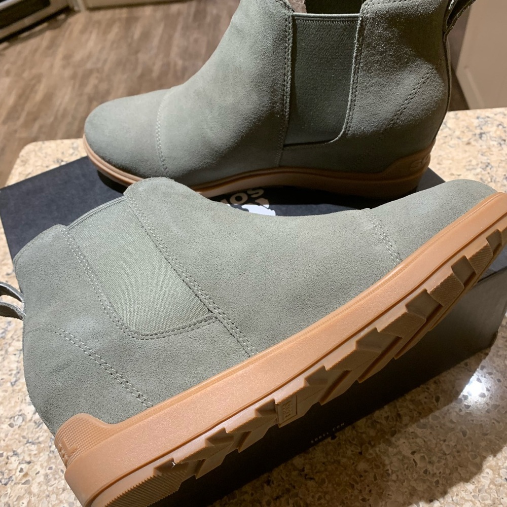 Sorel Evie II Women’s Chelsea Boot (Green Suede Waterproof Ankle Wedge)